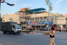 Pleiku: Dừng đèn đỏ, xe ô tô con bị xe tải tông hư hỏng