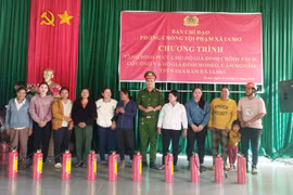 Trao 250 bình chữa cháy cho gia đình chính sách, hộ nghèo xã Ia Mơr