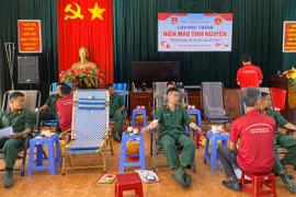 Cán bộ, chiến sĩ Sư đoàn Bộ binh 10 hiến máu tình nguyện 