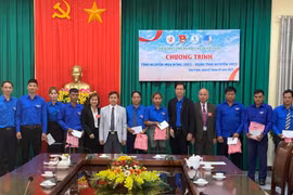 Tập đoàn Công nghiệp Cao su Việt Nam tặng quà cho thanh niên công nhân có hoàn cảnh khó khăn 