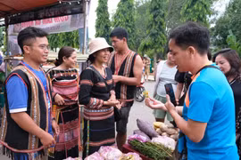 Cộng đồng người Bahnar ở Kbang làm du lịch 