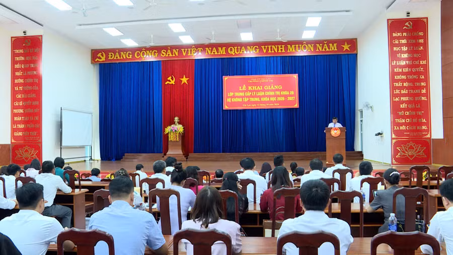 khai-giang-lop-trung-cap-chinh-tri.jpg