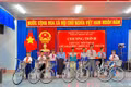 HĐND xã tặng xe đạp cho các em học sinh có hoàn cảnh khó khăn trong xã. Ảnh: ĐVCC