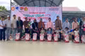 Ban Tổ chức tặng quà cho các em thiếu nhi có hoàn cảnh khó khăn buôn Đất Bằng. Ảnh: Vũ Chi