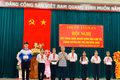 Bí thư Thị ủy Ayun Pa Trần Quốc Khánh tặng quà cho các em thiếu nhi tham gia hội nghị đối thoại. Ảnh: Vũ Chi