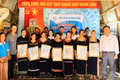 Ban tổ chức tặng 30 ảnh Bác Hồ cho các thành viên tham gia mô hình. Ảnh: ĐVCC