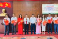 Lãnh đạo xã Phú Thiện trao quyết định bổ nhiệm hiệu trưởng các trường sau sáp nhập. Ảnh: ĐVCC