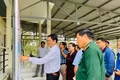 Giám đốc Sở Tài chính Trần Cang kiểm tra việc niêm yết danh sách người ứng cử đại biểu Quốc hội và HĐND các cấp tại xã Ia Tul. Ảnh: Vũ Chi