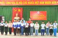 Hội Chữ thập đỏ huyện Phú Thiện phối hợp với Phòng Giáo dục và Đào tạo huyện tặng học bổng cho các em học sinh nghèo hiếu học. Ảnh: Bảo Anh