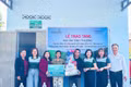 Trao tặng nhà “Mái ấm tình thương” cho hộ nghèo xã Ia Tul. Ảnh: V.C