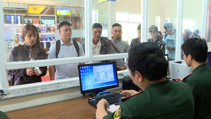 Nhân viên kiểm soát làm thủ tục xuất-nhập cảnh. Ảnh: Hữu Lanh hinh-3-nhan-vien-kiem-soat-lam-thu-tuc-x-nc-huu-lanh.jpg