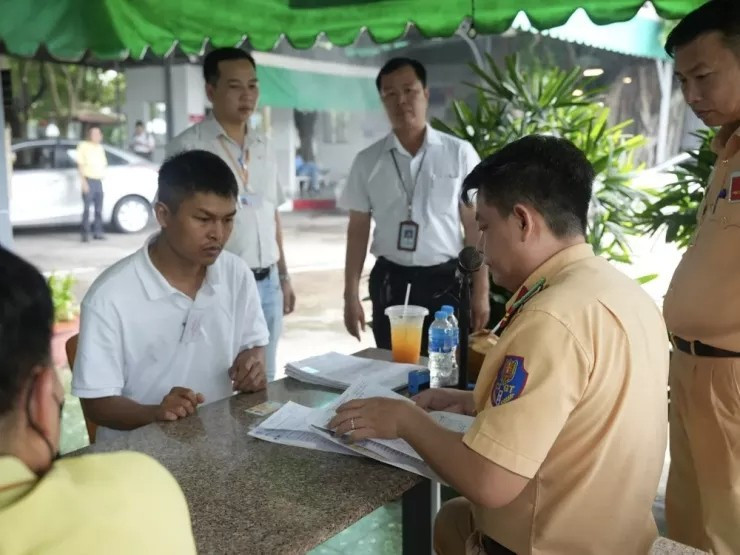 Các loại phí, lệ phí trong dự thảo giống với quy định hiện hành, chỉ thay đổi các hạng giấy phép lái xe để phù hợp với luật. glo-sat-hach-lai-xe-4.jpg