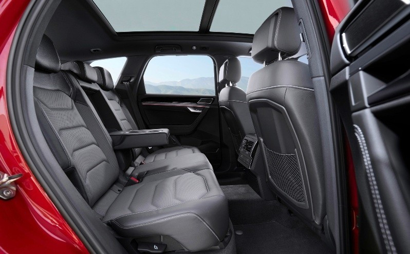 Không gian nội thất vẫn giữ bố cục quen thuộc. Ảnh: S.t 6volkswagen-touareg-25-0608.jpg