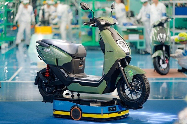ICON e: là mẫu xe máy điện đầu tiên được Honda phân phối chính hãng tại thị trường Việt Nam. honda-icon-e-1.jpg