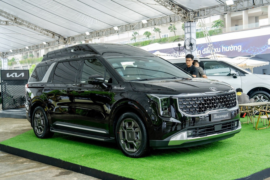 Kia Carnival Hi Limousine có trần xe nâng cao để tăng không gian cabin, nội thất bên trong cũng cao cấp hơn bản tiêu chuẩn. glo-xe-moi-viet-nam-3.jpg