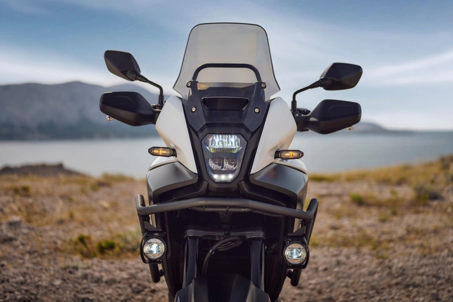 Thiết kế đầu đèn mới tạo cảm giác thon gọn hơn. glo-honda-nx500-17825-4.jpg