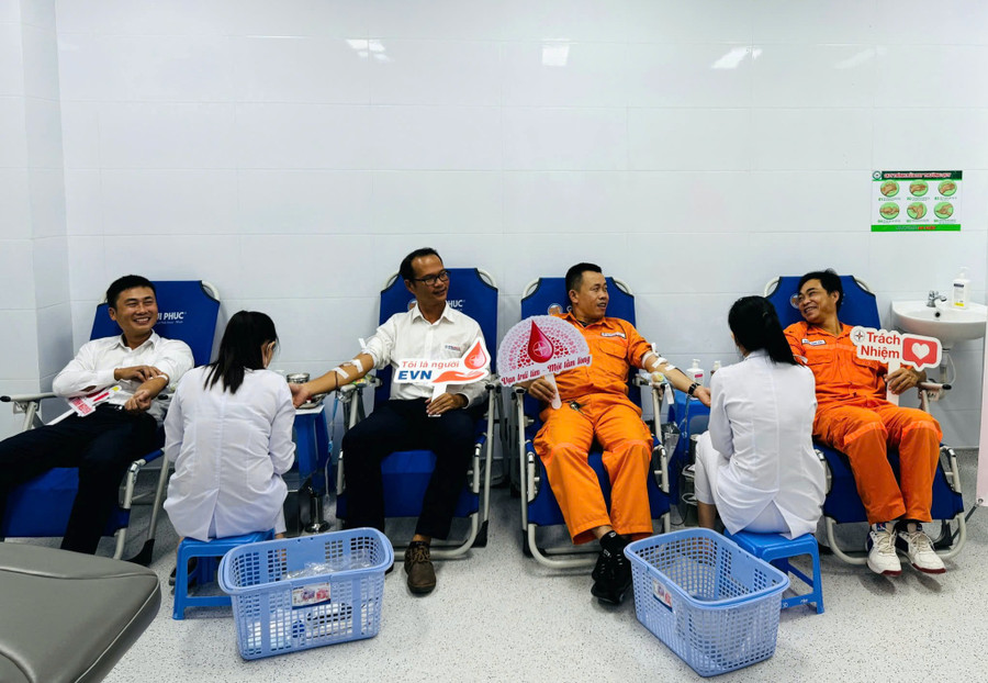 ចិត្តមេត្តាករុណារបស់បុគ្គលិក និងកម្មករក្រុមហ៊ុនបានផ្សព្វផ្សាយស្មារតី «រាល់ដំណក់ឈាមដែលបរិច្ចាគគឺសង្គ្រោះជីវិតមួយ»។ រូបថត៖ ធូ ហ្វាយ anh-2-tin-9.jpg