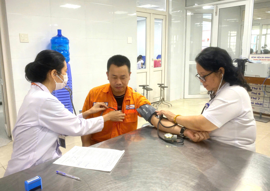 បុគ្គលិកក្រុមហ៊ុនឆ្លងកាត់ការត្រួតពិនិត្យសុខភាព និងពិនិត្យសុខភាពមុនពេលចូលរួមបរិច្ចាគឈាម។ រូបថត៖ ធូ ហ្វាយ anh-1-tin-9.jpg