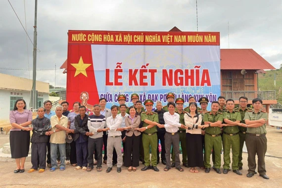 Công an xã Đak Pơ kết nghĩa với làng Kuk Kôn