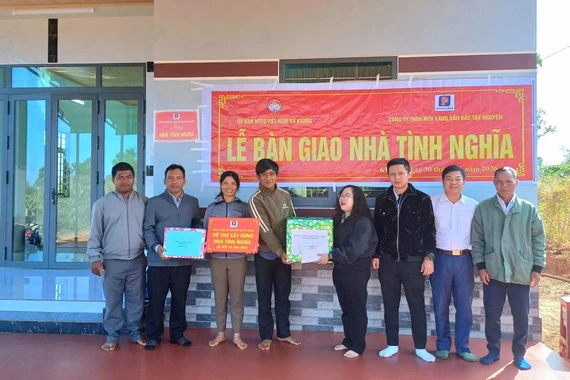 Bàn giao nhà tình nghĩa cho hộ nghèo ở xã KDang