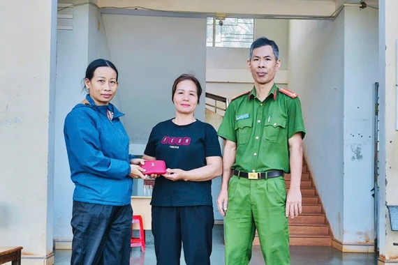 Chị Trần Thị Ước nhặt được ví chứa 7 triệu đồng, trả lại người đánh rơi