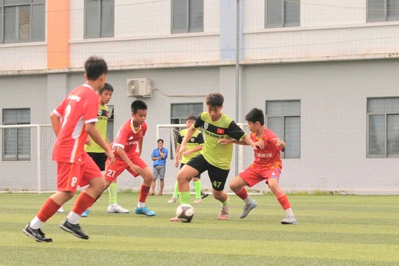 Cầu thủ Nguyễn Đình Phát (số 47, áo xanh) thi đấu xuất sắc và giành giải vua phá lưới của giải đấu. Ảnh: R'Ô HOK