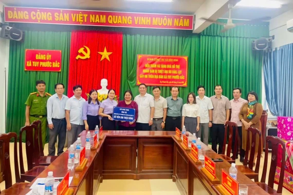 Đak Đoa hỗ trợ xã Tuy Phước Bắc 200 triệu đồng khắc phục hậu quả bão số 13