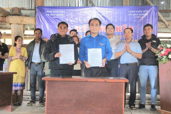 Tỉnh đoàn Gia Lai kết nghĩa với làng Kon Nak và Kon Jốt