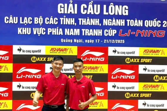 Trọng tài cầu lông Nguyễn Văn Hùng (bên phải) và trọng tài cầu lông Hoàng Đức Hợp. Ảnh: NVCC