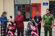Công an xã Ia Pa trao trả các phương tiện cho chính chủ. Ảnh: T.T