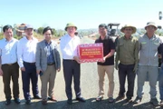 Chủ tịch UBND tỉnh Phạm Anh Tuấn kiểm tra dự án đường Nguyễn Văn Linh và tặng quà Tết cho công nhân