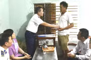 Hải đoàn 21 động viên, tặng quà ngư dân bị thiệt hại do hỏa hoạn
