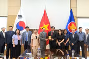 Chủ tịch UBND tỉnh Phạm Anh Tuấn thăm, làm việc với Đại sứ quán Việt Nam tại Hàn Quốc