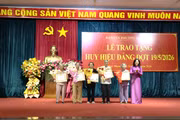 Gia Lai: Trao tặng và truy tặng Huy hiệu Đảng cho đảng viên dịp 19-5