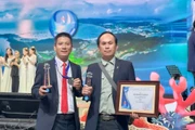 Từ trái sang: NSNA Nguyễn Minh Quang và Nguyễn Phước Hoài tại lễ trao giải tối 16-10. Ảnh: NVCC