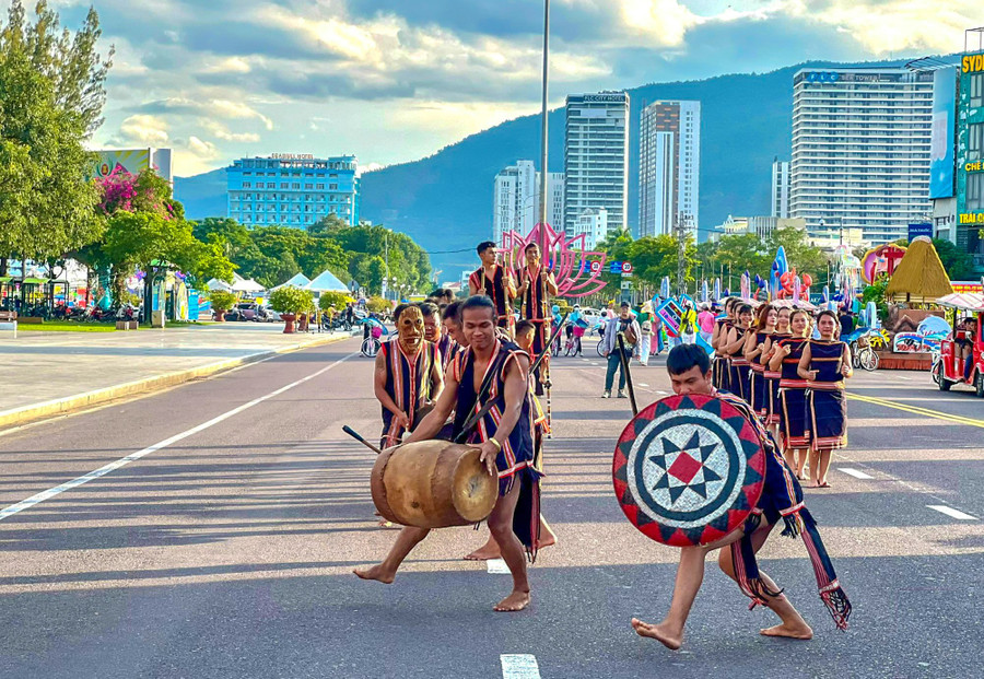Nghệ nhân biểu diễn cồng chiêng. z6961473068721-f8b8fd19135bcbfa7b13e68861a9c3e6.jpg