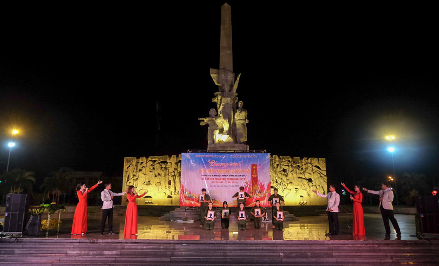 Chương trình được dàn dựng công phu, đặc sắc. Ảnh: Ngọc Nhuận dscf1619.jpg