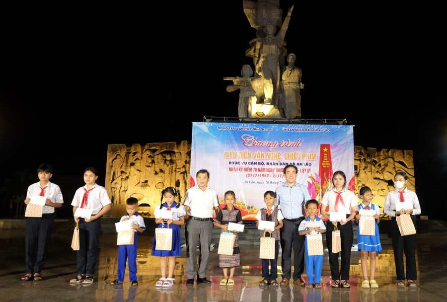 Tặng quà cho học sinh nghèo vượt khó học giỏi ở xã An Lão. Ảnh: Ngọc Nhuận dscf1672.jpg