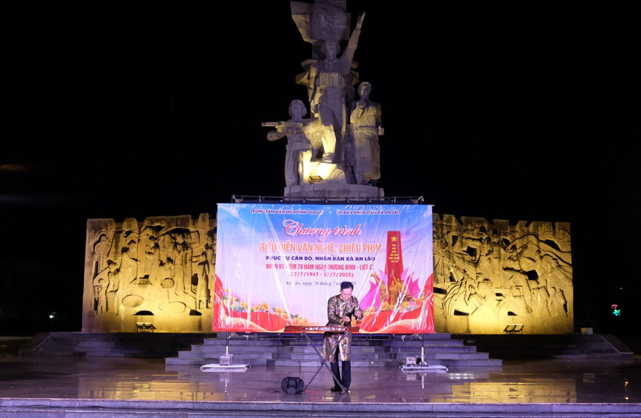 Tiết mục độc tấu đàn bầu ca khúc Huyền thoại mẹ. Ảnh: Ngọc Nhuận dscf1637.jpg
