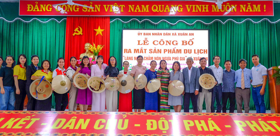 le-cong-bo-ra-mat-san-pham-du-lich-lang-nghe-non-ngua-phu-giajpg.jpg