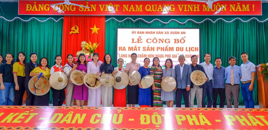 le-cong-bo-ra-mat-san-pham-du-lich-lang-nghe-non-ngua-phu-giajpg.jpg