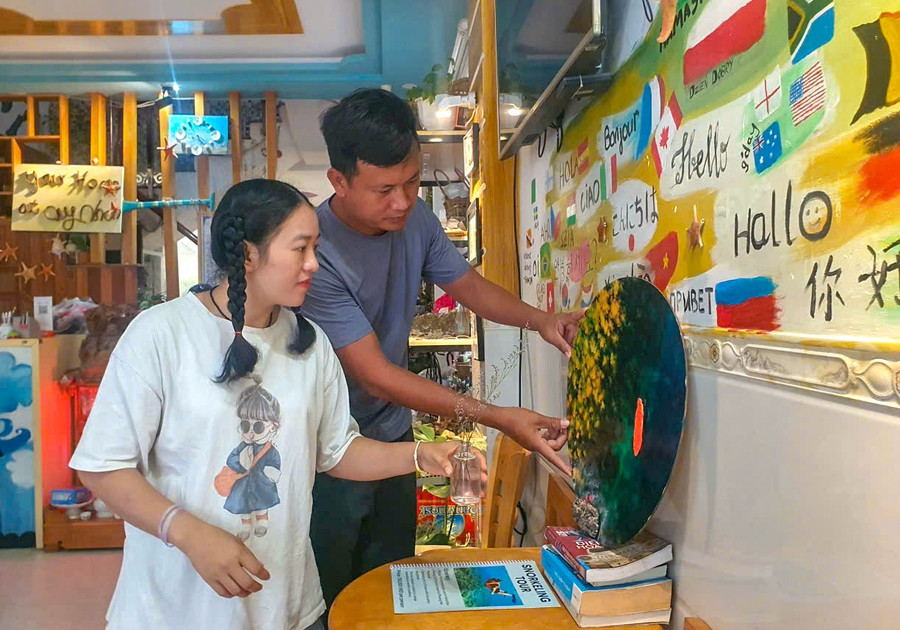 Anh Huỳnh Vũ Trí cùng nhân viên sửa soạn không gian để đón khách. Ảnh: Ngọc Nhuận z6928690103482-897af85e587720b00a7105141ea0d6d0.jpg