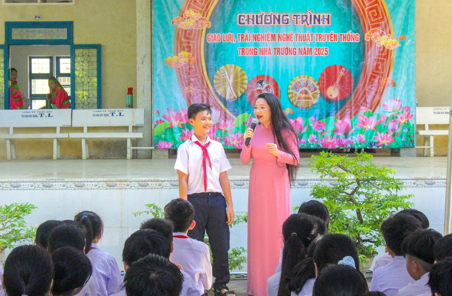 NSƯT Thùy Dung giao lưu, giới thiệu về nghệ thuật bài chòi cho học sinh. Ảnh: ĐVCC img-0748.jpg