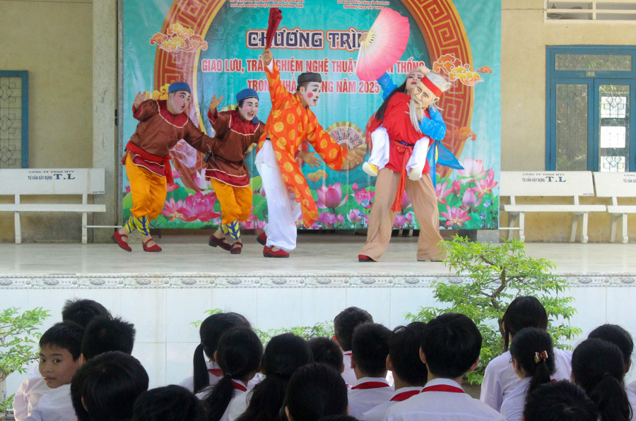 Trình diễn trích đoạn hát bội Ông già cõng vợ xem hội. Ảnh: ĐVCC img-0695.jpg