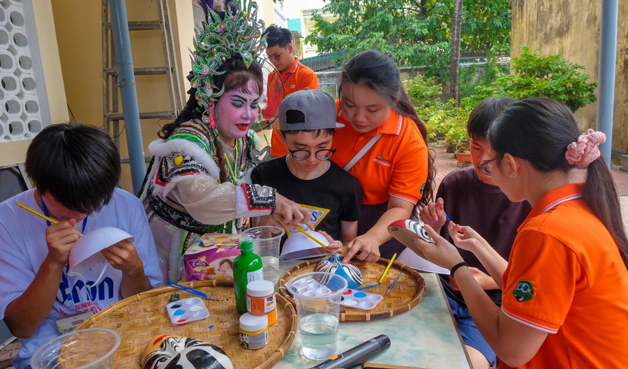 Nghệ nhân Ưu tú Lệ Hoa hướng dẫn các em vẽ mặt nạ hát bội. Ảnh: Ngọc Nhuận dscf1571.jpg