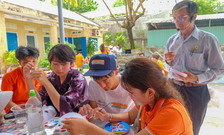 Trực tiếp cầm cọ vẽ mặt nạ hát bội đã cho các em, nhất là học sinh Nhật Bản có những trải nghiệm khó quên. Ảnh: Ngọc Nhuận dscf1598.jpg