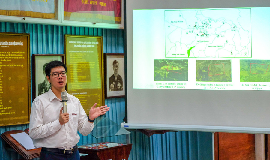 លោកបណ្ឌិត Nguyen Huu Manh រាយការណ៍ពីលទ្ធផលបឋមនៃការជីកកកាយប្រាសាទ Phu An។ រូបថត៖ ង៉ុក ញួន ts-nguyen-huu-manh-bao-cao-ket-qua-khai-quatjpg.jpg