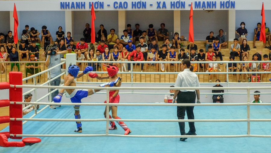 Ngay sau lễ khai mạc, 12 trận đấu vòng loại đã diễn ra sôi nổi, hấp dẫn. Ảnh: Ngọc Nhuận dscf2519.jpg