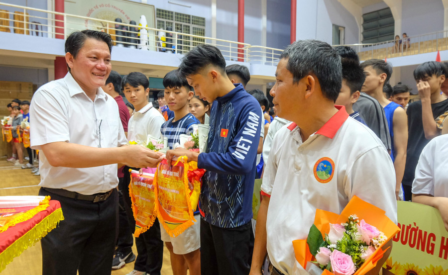 Ban tổ chức tặng hoa, cờ lưu niệm cho các đội tham gia. Ảnh: Ngọc Nhuận dscf2491.jpg