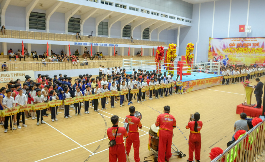 Lễ khai mạc giải đấu diễn ra rộn ràng với màn múa lân đẹp mắt. Ảnh: Ngọc Nhuận dscf2464.jpg